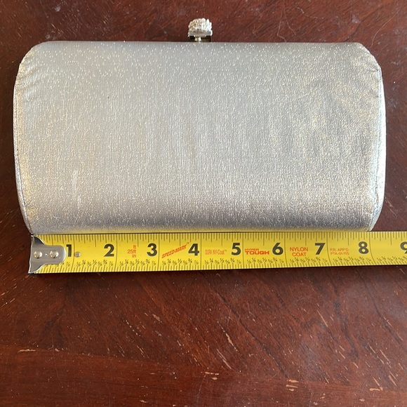 Vintage silver clutch with chain and clasp detail - Picture 6 of 7
